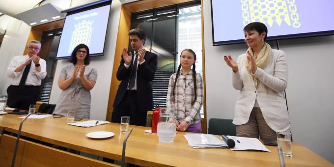Greta Thunberg wird von Politikern der Labour- und Grünen-Partei applaudiert. Greta Thunberg Klimastreik England