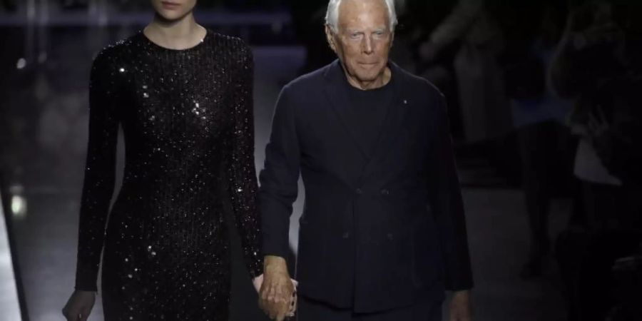 Giorgio Armani mit einem Model nach der Show für die Herbst-Winter-Saison 2019/2020 auf der Mailänder Modewoche. Foto: Luca Bruno