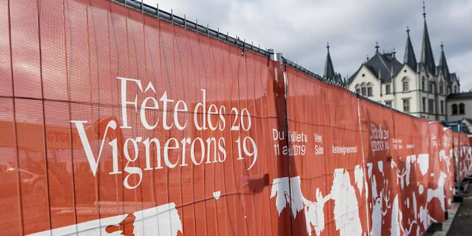 Baustelle der Arena der Fête des Vignerons auf dem Marktplatz in Vevey. Das Gewerbe soll entschädigt werden.(Archiv). Baustelle der Arena der Fête des Vignerons auf dem Marktplatz in Vevey. Das Gewerbe soll entschädigt werden.(Archiv).