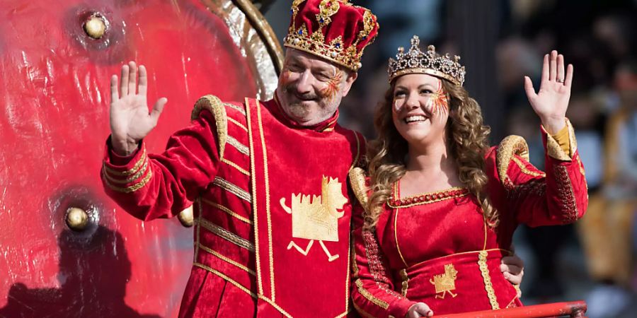 Eitel Sonnenschein und Freude herrschte am letzten Sonntag bei König Rabadan und seiner Begleiterin am Fasnachtsumzug an der 156. Ausgabe der Bellenzer Fasnacht Rabadan. Das sechstägige Fest zog so viel Volk an wie nie zuvor. (Archivbild)