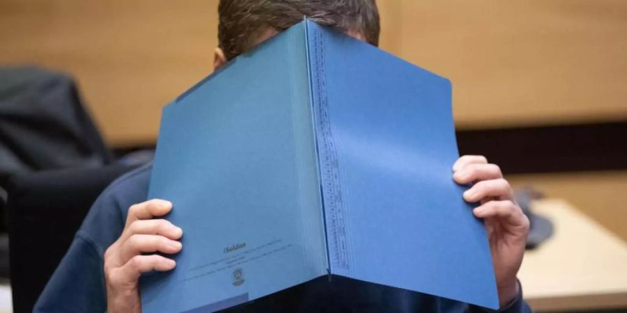 Der Angeklagte im Gerichtssaal: Klaus O. blieb bei der Urteilsverkündung stumm und reglos, wie schon den ganzen Prozess über. Foto: Friso Gentsch