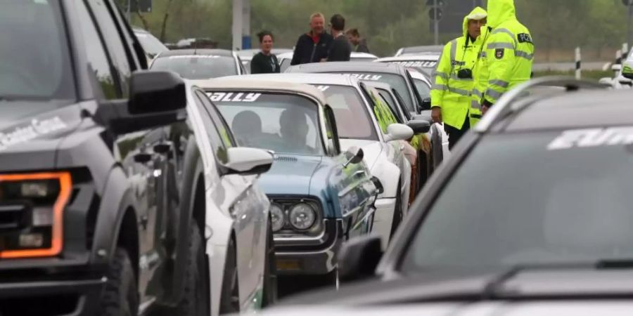 Wegen des Verdachts auf ein illegales Autorennen auf der A20 werden Dutzende Autos von der Polizei auf der Raststätte Fuchsberg östlich von Wismar kontrolliert. Foto: Bernd Wüstneck