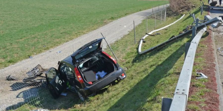 Die Lenkerin durchbrach mit ihrem Auto die Leitplanke, prallte in den Wildschutzzaun und kam am Wiesenbord zum Stillstand.