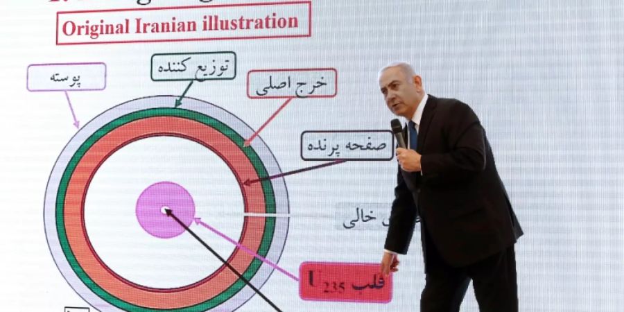 Netanjahu mit Grafik zum iranischen Atomprogramm
