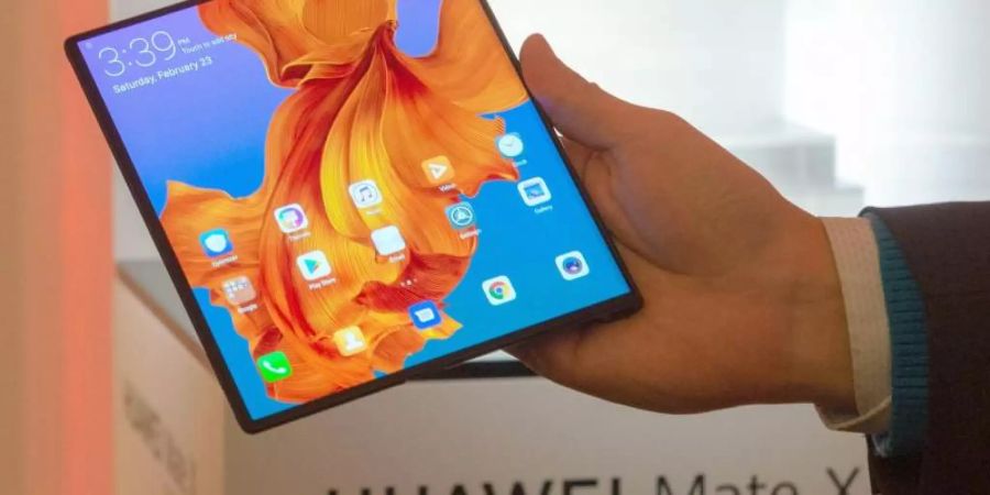 Das zu einem Tablet aufgeklappbare Smartphone Mate X von Huawei wurde am Rande der Messe Mobile World Congress vorgeführt. Foto: Andrej Sokolow