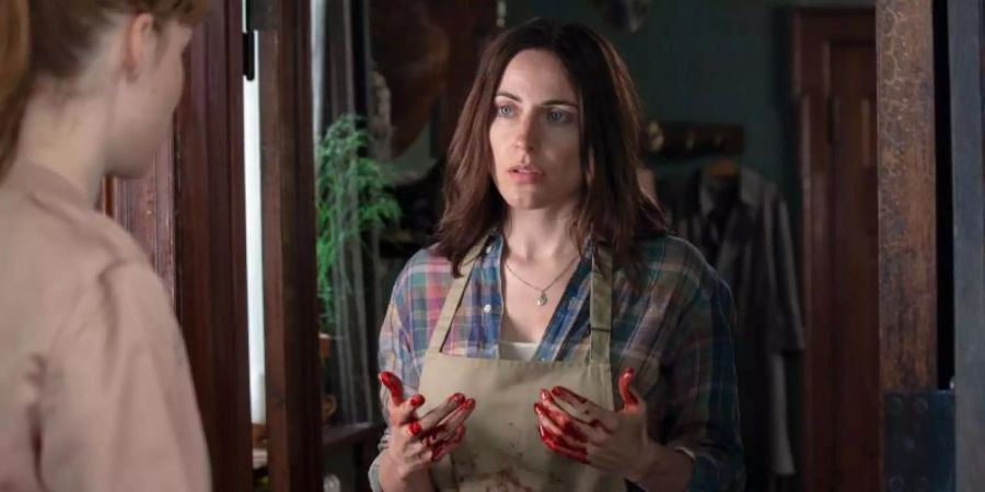Emma (Antje Traue) mit Blut an den Händen. Foto: Carolin Ubl/ZDF