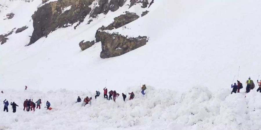 Nach dem Lawinenabgang waren zeitweise mehr als 240 Helfer im Einsatz. Foto: Kantonspolizei Wallis/KEYSTONE