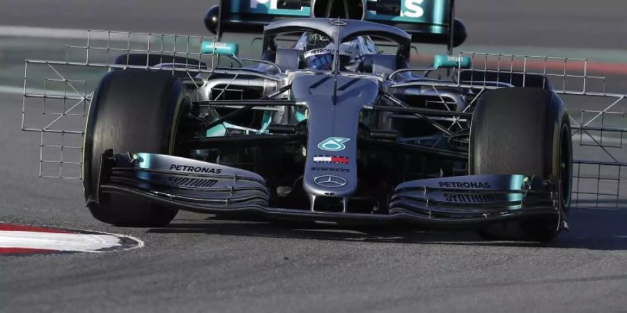 Valtteri Bottas im neuen Mercedes beim Testauftakt in Barcelona. Foto: Manu Fernandez/AP