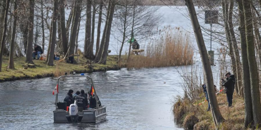 Am selben Tag suchten auch weitere Polizeibeamte nach der vermissten Rebecca.