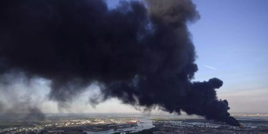 Die Rauchwolke über Houston ist über viele Kilometer zu sehen. Foto: David J. Phillip/AP