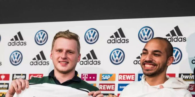 Michael «MegaBit» Bittner (l) und Mohammed «MoAuba» Harkous werden bei der eFootball-Team-Weltmeisterschaft für Deutschland spielen. Foto: Andreas Arnold Michael «MegaBit» Bittner (l) und Mohammed «MoAuba» Harkous werden bei der eFootball-Team-Weltmeisterschaft für Deutschland spielen. Foto: Andreas Arnold
