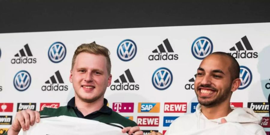 Michael «MegaBit» Bittner (l) und Mohammed «MoAuba» Harkous werden bei der eFootball-Team-Weltmeisterschaft für Deutschland spielen. Foto: Andreas Arnold