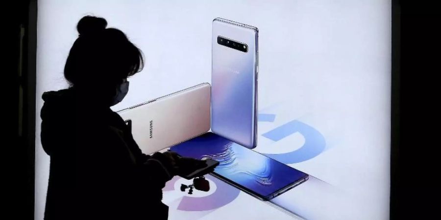 Werbung für Samsungs Galaxy-Smartphone S10 5G in einer U-Bahn-Station in Seoul. Foto: Ahn Young-Joon/AP