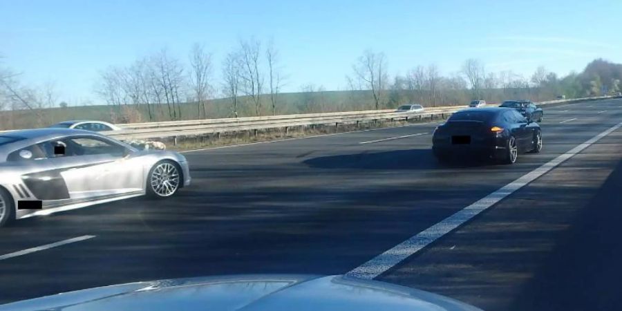 Einer Zivilstreife waren vor Kurzem zwei Porsche und ein Audi R8 aufgefallen, die mit Warnblinklicht auf allen Spuren hin und her pendelten und so den Verkehr schliesslich stoppten. Foto: Polizei Düsseldorf