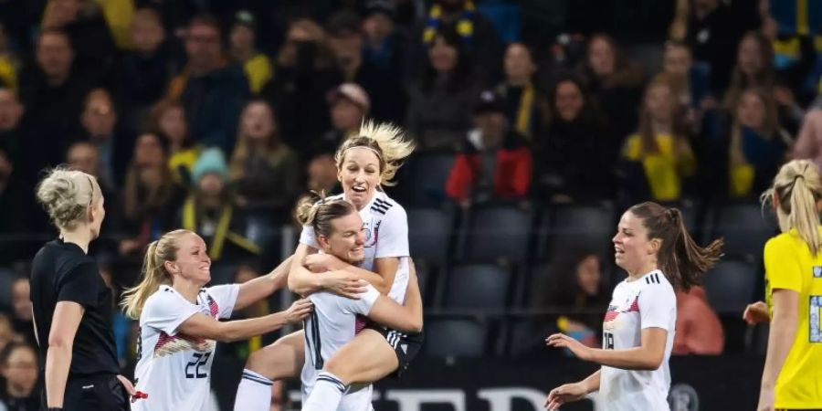Die DFB-Frauen feiern den 2:1-Sieg über Schweden in Solna. Foto: Joel Marklund/Bildbyran via ZUMA Press/dpa
