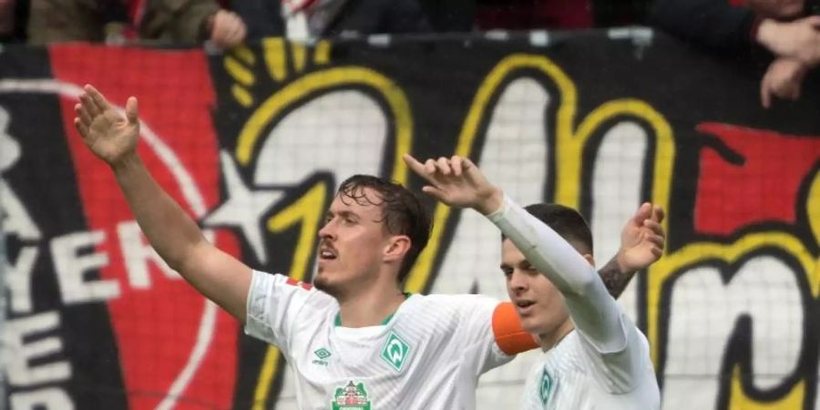 Die Bremer Torschützen Milot Rashica (r) und Max Kruse feiern den Auswärtssieg. Foto: Federico Gambarini