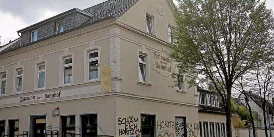 Das «Hotel zum Bahnhof» in Köln wurde beschmiert. Foto: Oliver Berg