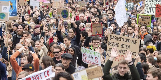 Auch der Kanton Zürich soll den Klimanotstand ausrufen. Dies fordert der neu zusammengesetzte Kantonsrat. Im Bild eine Klimademo in Zürich. (Archiv) Auch der Kanton Zürich soll den Klimanotstand ausrufen. Dies fordert der neu zusammengesetzte Kantonsrat. Im Bild eine Klimademo in Zürich. (Archiv)