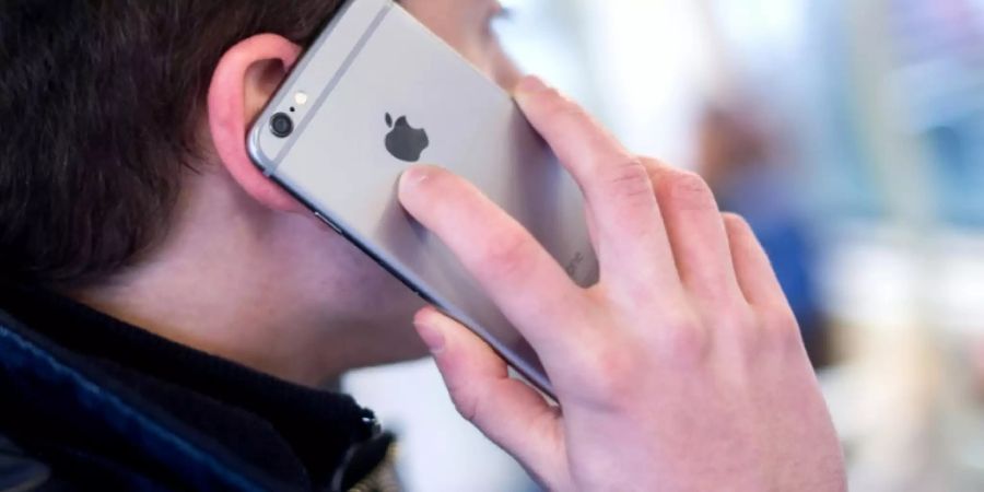 Auch das Telefonieren im Freisprechmodus ist im Restaurant nicht gestattet. (Symbolbild)