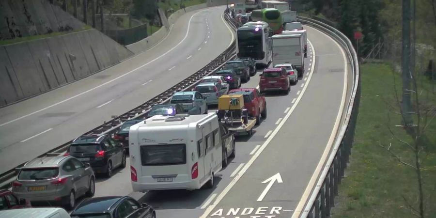 stau gotthard tunnel lkw