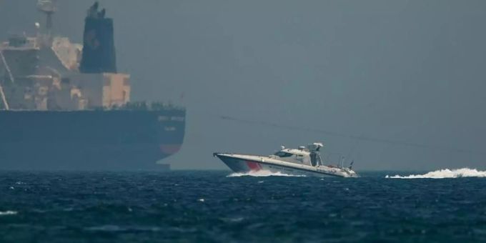 Ein Boot der Küstenwache der Vereinigten Arabischen Emirate passiert einen Öltanker. Foto: Jon Gambrell/AP Golf von Oman