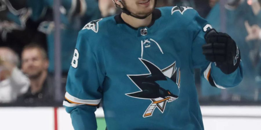 Timo Meier feiert seinen ersten von zwei Treffern gegen die St. Louis Blues