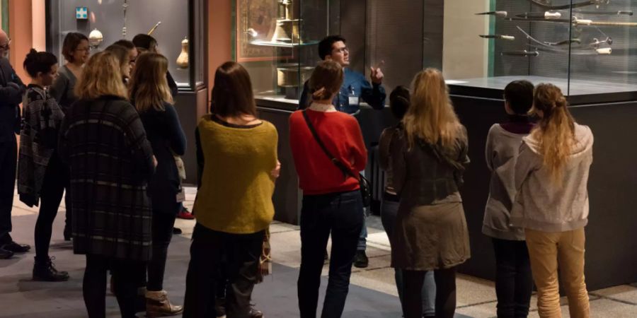 Multaka: Menschen mit Fluchthintergrund laden auf Spaziergängen durch das Bernische Historische Museum dazu ein, Objekte anders zu betrachten, neue Perspektiven zu gewinnen und Gegenwartsbezüge zu knüpfen.