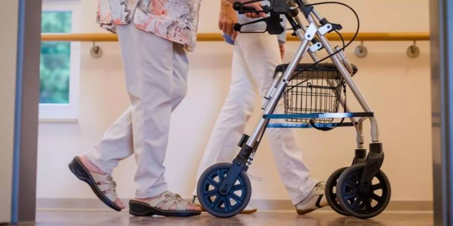 Fachkräfte der Gesundheitspflege in Krankenhäusern verdienen im Schnitt deutlich mehr als Fachkräfte in der Altenpflege. Foto: Christoph Schmidt
