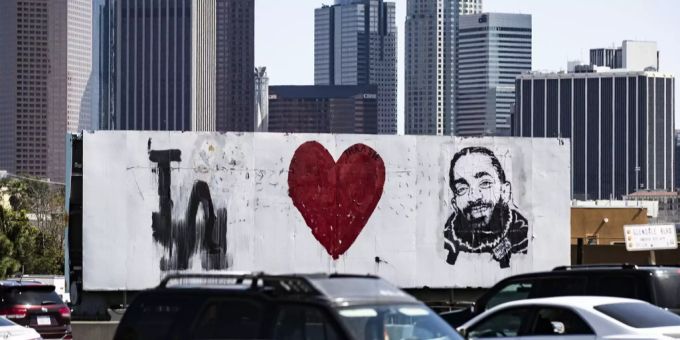 Ein Banner in Los Angeles erinnert an den Rapper Nipsey Hussle (†33). Nipsey Hussle Beerdigung