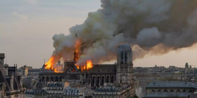 Schreckensbild vom Montagabend: Notre-Dame steht in Flammen. notre dame