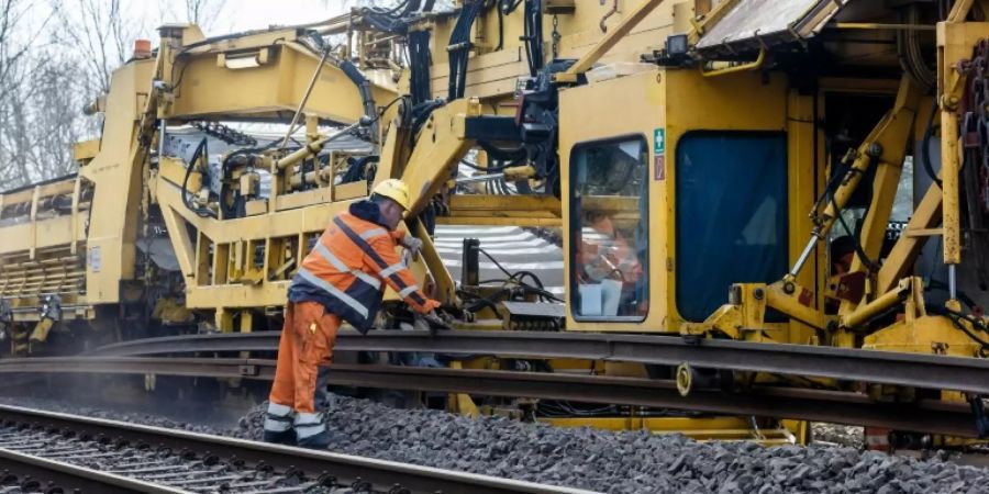 Gleisumbauzug der Deutschen Bahn im Einsatz