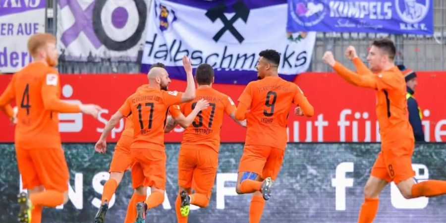 Die Spieler von Erzgebirge Aue feiern das Tor von Pascal Testroet (M) zum 2:0 gegen Sandhausen. Foto: Uwe Anspach