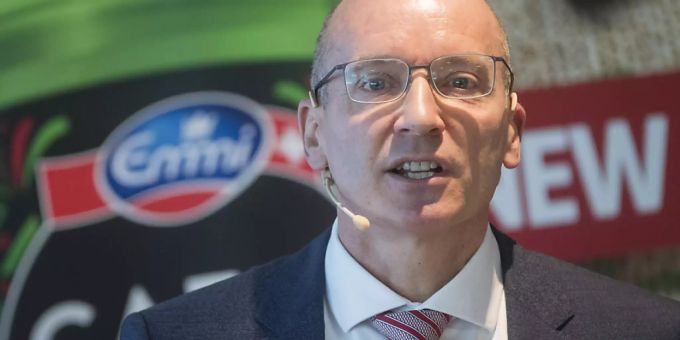 Der Milchverarbeiter Emmi unter der Führung von Konzernchef Urs Riedener kämpft im Schweizer Detailhandel weiter mit einem hohen Preisdruck. Emmi Urs Riedener