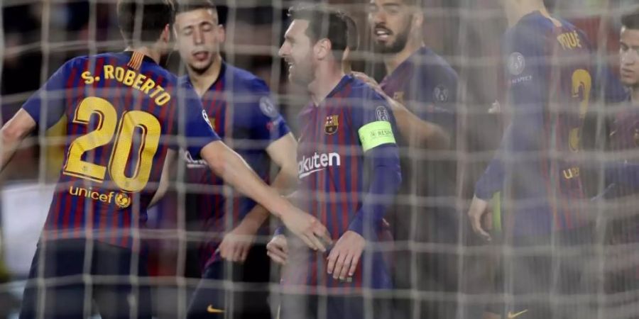 Lionel Messi (M) feiert sein Tor für Barcelona mit seinem Team. Foto: Manu Fernandez/AP