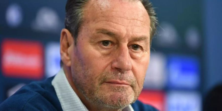 Trainer Huub Stevens erhält einen Vertrag bei Schalke 04 bis zum Saisonende. Foto: Ina Fassbender