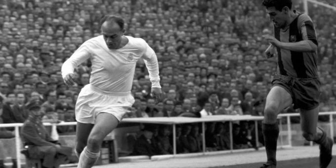 La Liga Legende Alfredo Di Stéfano (Real Madrid) beim Sprint mit dem Ball 1962. Alfredo di Stefano 1962