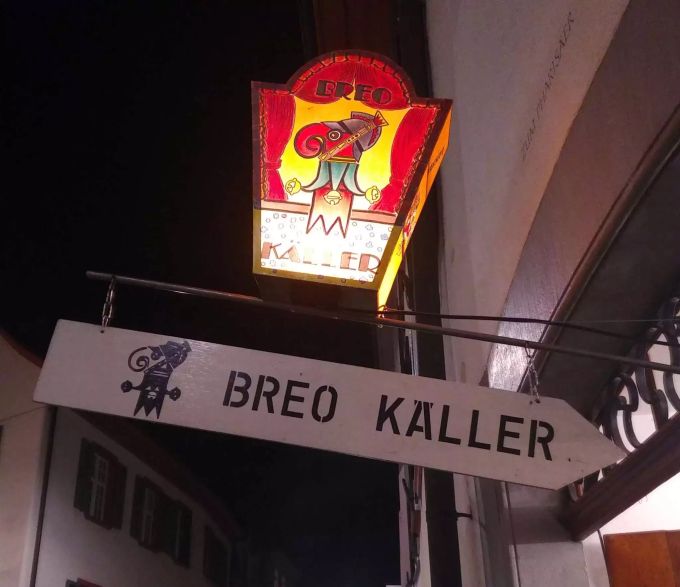 Während die Musik an der Basler Fasnacht auf der Strasse spielt, steigen die Bebbi für ihre Schnitzelbängge in die Keller ab. Basler Fasnacht