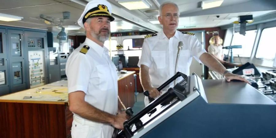 Der Erste Offizier Martin Grimm (Daniel Morgenroth, l) übernimmt das Steuer des Schiffs. Oskar (Harald Schmidt) steht ihm mit Rat und Tat zur Seite. Foto: Dirk Bartling/ZDF