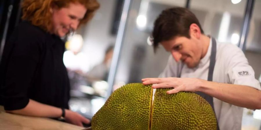 Verena Bahlsen (l) mit einer Jackfrucht im Restaurant «Hermann's». Foto: Monika Skolimowska