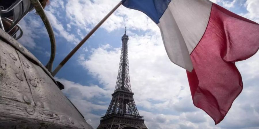 Wahrzeichen in Paris: der Eiffelturm. Foto: Peter Kneffel/dpa