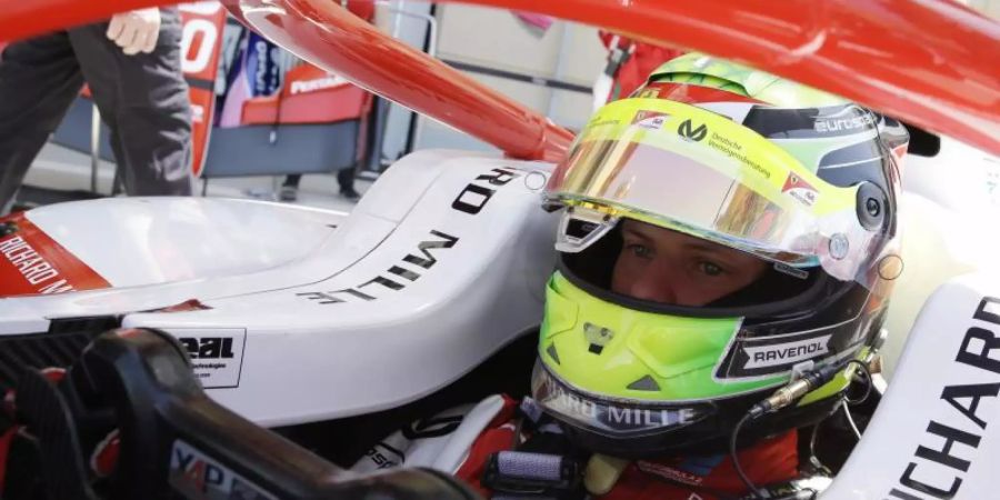 Geht bei seinem Formel-2-Debüt von Platz zehn in Bahrain ins Rennen: Mick Schumacher. Foto: Luca Bruno/AP/dpa