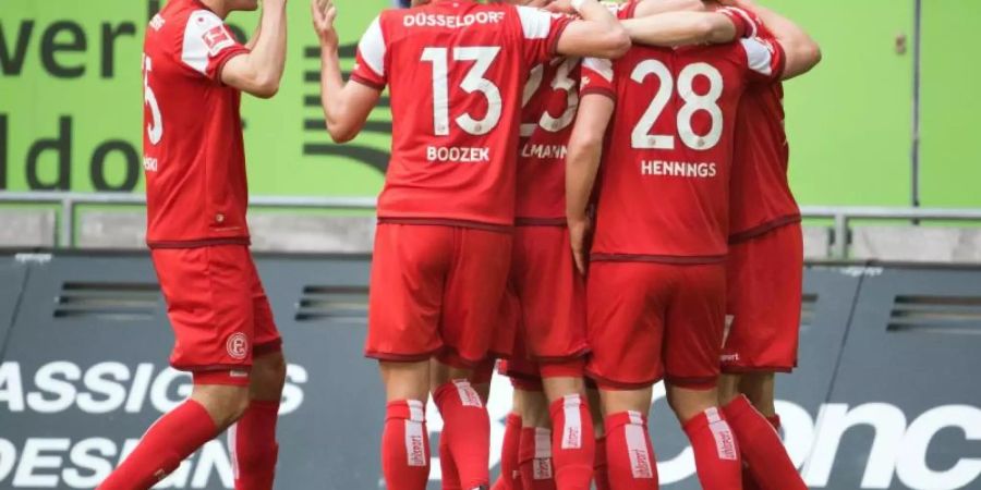 Die Düsseldorfer Spieler feiern das 3:0 durch Rouwen Hennings (28). Foto: Federico Gambarini/dpa