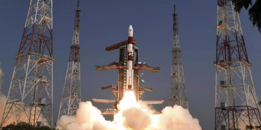 Die Trägerrakete PSLV startet vom Satish Dhawan Space Centre. Die Rakete trug den 436 Kilogramm schweren Satelliten Emisat zusammen mit 28 kleineren Satelliten in das Weltall. Foto: ISRO/dpa