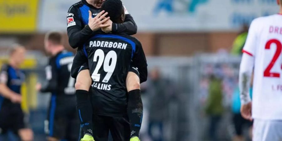 Die Paderborner Kai Pröger (l) und Jamilu Collins feiern den Sieg über den 1. FC Köln. Foto: Guido Kirchner