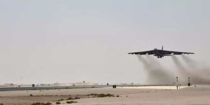 Eine Boeing B-52H Stratofortress beim Start von der Al Udeid Air Base in Katar. Foto: Staff Sgt. Ashley Gardner/U.S. Air Force/AP b52h