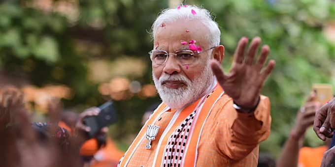 Premierminister Narendra Modi winkt seinen Unterstützern zu. Narendra Modi