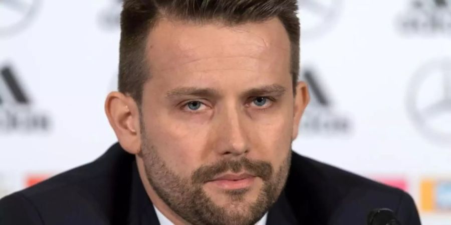 IFAB-Geschäftsführer Lukas Brud erklärt die geplanten Änderungen bei der Handspielregel. Foto: Guido Kirchner