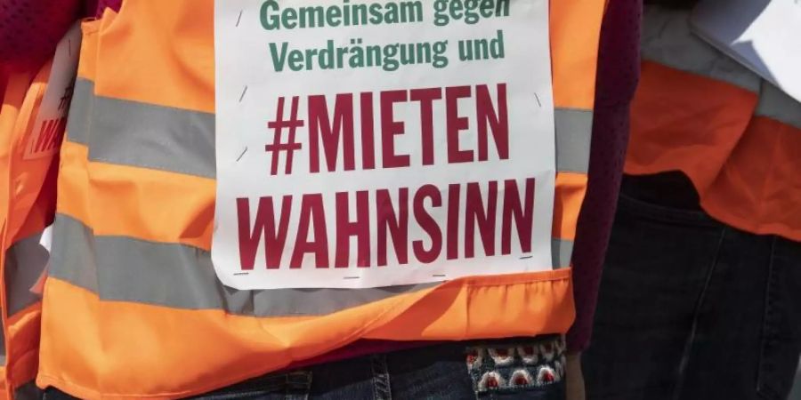Zehntausende Menschen hatten am Samstag bundesweit gegen steigende Mieten demonstriert. Foto: Paul Zinken