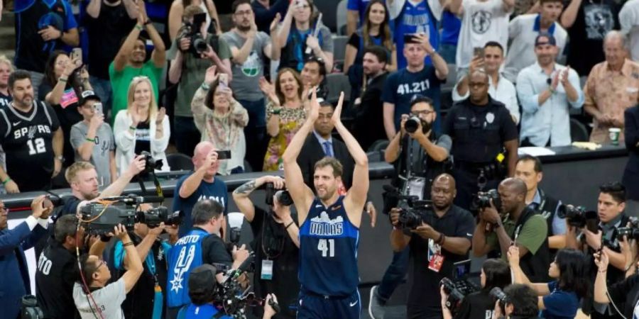 Dirk Nowitzki (M.) verabschiedet sich bei seinem letzten Spiel von den Fans. Foto: Philipp Hülsmann