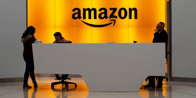Die Menschen stehen in der Lobby der Amazon-Büros. Amazon.com